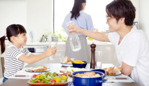 Uống nước trước bữa sáng giúp cung cấp chất lỏng cần thiết cho hoạt động của trái tim.