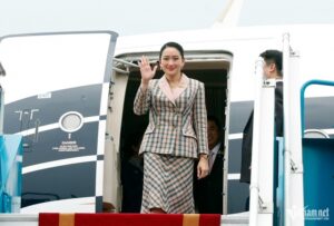 Thủ tướng Paetongtarn Shinawatra vẫy tay chào