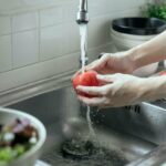 Bác sĩ Mỹ chỉ cách rửa loại bỏ thuốc trừ sâu trên hoa quả