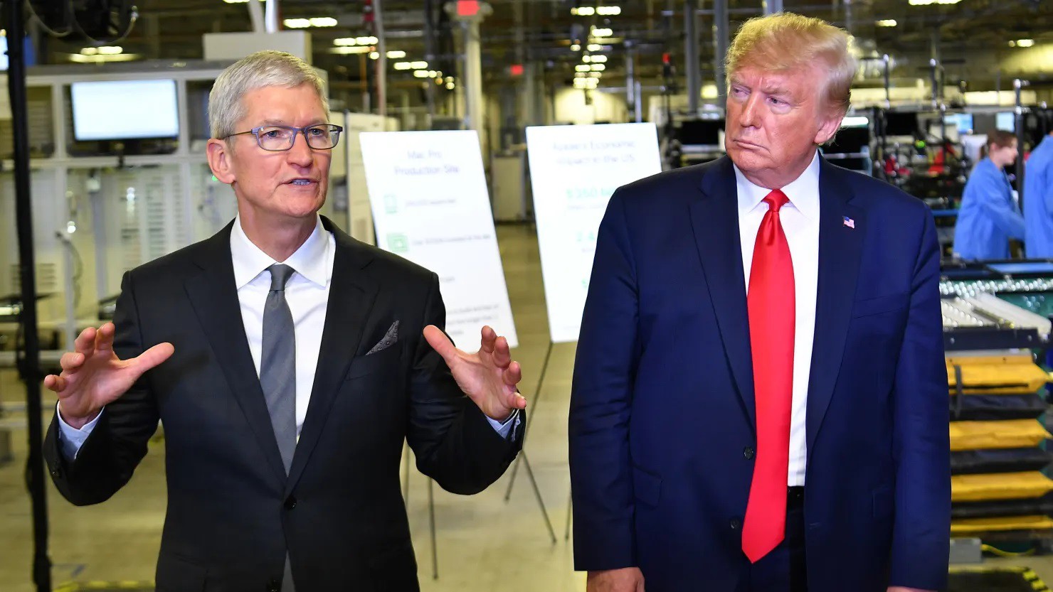 Tổng giám đốc điều hành Apple Tim Cook, bên trái và Tổng thống Donald Trump