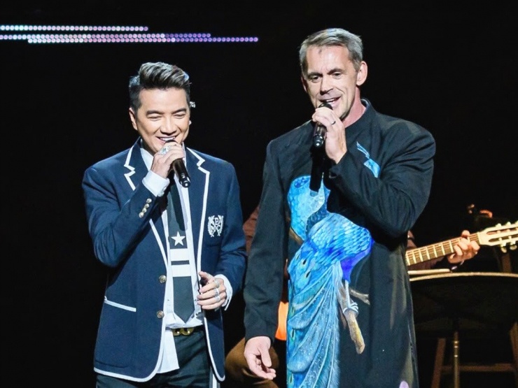 Ca sĩ Đàm Vĩnh Hưng và kỹ sư Gerard Richard Williams