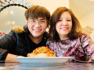 MC Đại Nghĩa và mẹ - bà Quế Phương.