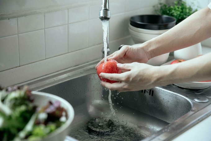 Để hạn chế tiếp xúc với thuốc trừ sâu, bạn nên rửa kỹ trái cây, gọt vỏ trái cây và rau củ