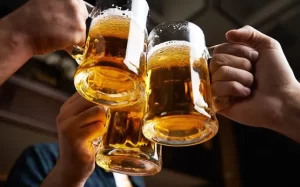 Các yếu tố làm tăng nguy cơ vỡ phình mạch não gồm: Tăng huyết áp, hút thuốc lá, lạm dụng rượu, sử dụng thuốc cường giao cảm