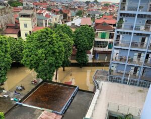 Bệnh viện bị cô lập do ngập nặng tầng 1 và các đường xung quanh.