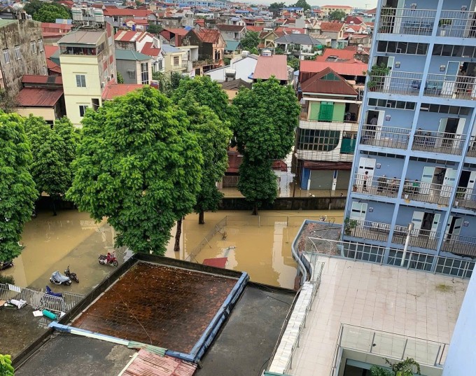 Bệnh viện bị cô lập do ngập nặng tầng 1 và các đường xung quanh.