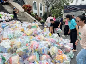 Cả nước chạy đua cứu trợ miền Trung